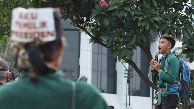 Badan Eksekutif Mahasiswa Seluruh Indonesia (BEM SI) menggelar aksi unjuk rasa di Jalan Merdeka Barat, Jakarta, Kamis (17/10).  [Suara.com/Angga Budhiyanto]