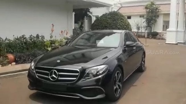 Mercedes-Benz E300 untuk mengantar tamu utusan negara sahabat dalam pelantikan Presiden dan Wapres yang diparkir di Istana Kepresidenan [Suara.com/Ummi Hadyah Saleh].