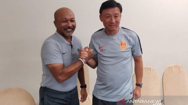 Pelatih Timnas Indonesia U-19 Fakhri Husaini (kiri) bersama pelatih Timnas China U-19 saat konferensi pers menjelang laga uji coba di Surabaya, Rabu (16/10/2019). (Antara /Willy Irawan)