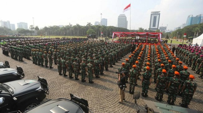 Anggota Polri Dan TNI mengikuti Apel Gelar Pasukan Pengamanan Pelantikan Presiden dan Wakil Presiden periode 2019-2024 di Lapangan Silang Monas, Jakarta, Kamis (17/10). [Suara.com/Arya Manggala]