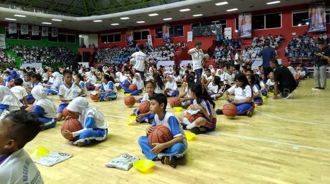 Perwakilan siswa di lingkungan DKI Jakarta turut menghadiri acara nota Kesepakatan Bersama antara Jr. NBA dan Pemprov DKI Jakarta di Gelanggang Olahraga Soemantri Brodjonegoro, Kuningan, Jakarta, Kamis (17/10/2019). [Suara.com/Arief Apriadi]