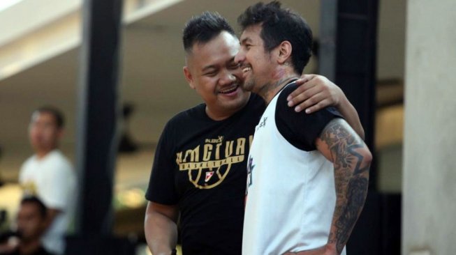 Andika Supriadi Saputra (kiri), atau yang akrab disapa Bedu, bersama pemain senior Amartha Hangtuah, Kelly Purwanto. [Dok. IBL]