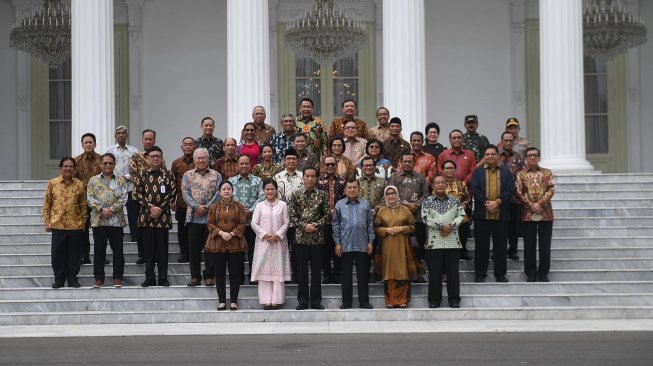 Presiden Joko Widodo (ketiga kiri) didampingi Ibu Negara Iriana Joko Widodo (kedua kiri) bersama Wakil Presiden Jusuf Kalla (ketiga kanan) dan Ibu Wakil Presiden Mufidah Jusuf Kalla (kedua kanan) berfoto bersama sejumlah menteri sebelum acara silaturahmi kabinet kerja di Istana Merdeka, Jakarta, Jumat (18/10). [FOTO/Akbar Nugroho Gumay]
