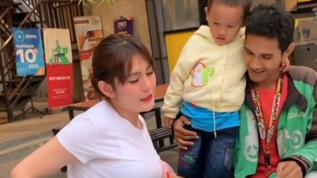 Momen Angela Lee Makan Bareng Pengemudi Ojol yang Kerja Sambil Gendong Anak