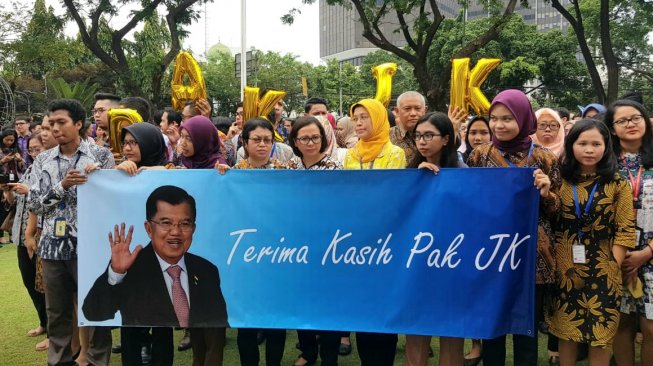 Wakil Presiden Jusuf Kalla mendapatkan kejutan dari para aparatur sipil negara (ASN) Kementerian Luar Negeri. (Foto dok. Setwapres)