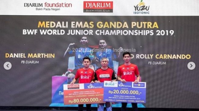 Pasangan ganda putra Leo Rolly Carnando/Daniel Marthin mendapat bonus dari klubnya PB Djarum usai meraih medali emas di Kejuaraan Dunia Junior 2019. [Instagram/badmintonina]