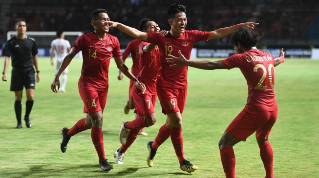 Pesepak bola Indonesia U-19 Alfeandra Dewangga Santosa (tengah) melakukan selebrasi bersama rekan se timnya usai mencetak gol ke gawang China U-19 saat laga uji coba di Gelora Bung Tomo, Surabaya, Jawa Timur, Kamis (17/10).  [ANTARA FOTO/Zabur Karuru]
