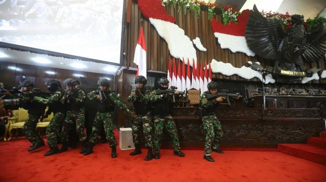 Pasukan Pengamanan Presiden melakukan simulasi pengamanan pelantikan Presiden dan Wakil Presiden di Kompleks Parlemen, Jakarta, Jumat (18/10). [Suara.com/Arya Manggala]