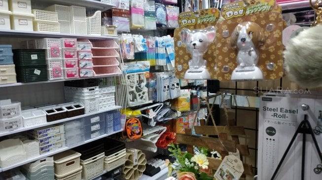 Gerai Daiso di Stasiun MRT Dukuh Atas, Jakarta Pusat. (Suara.com/Fakri Fuadi)