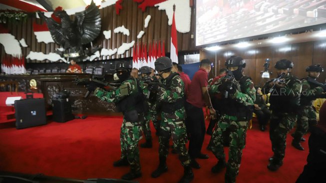 Pasukan Pengamanan Presiden melakukan simulasi pengamanan pelantikan Presiden dan Wakil Presiden di Kompleks Parlemen, Jakarta, Jumat (18/10). [Suara.com/Arya Manggala]