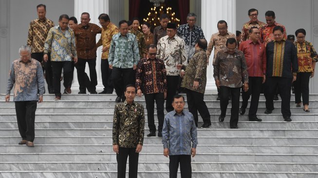 Presiden Joko Widodo (kiri) bersama Wakil Presiden Jusuf Kalla (kanan) bersiap untuk berfoto bersama sebelum acara silaturahmi kabinet kerja di Istana Merdeka, Jakarta, Jumat (18/10). [FOTO/Akbar Nugroho Gumay]
