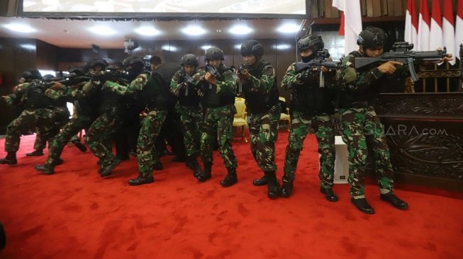 Pasukan Pengamanan Presiden melakukan simulasi pengamanan pelantikan Presiden dan Wakil Presiden di Kompleks Parlemen, Jakarta, Jumat (18/10). [Suara.com/Arya Manggala]