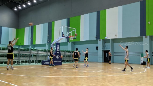 Suasana latihan Timnas Basket Indonesia di GBK Arena, Senayan, Jakarta, Jumat (18/10/2019). [Suara.com/Arief Apriadi]