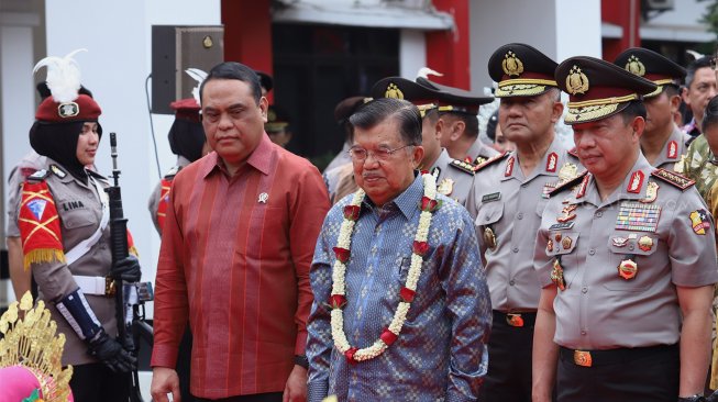 Wakil Presiden Republik Indonesia, Drs. H. Muhammad Jusuf Kalla berfoto bersama jajaran Polri usai menghadiri Tradisi Pengantar Purna Tugas Wakil Presiden di STIK-PTIK, Jakarta Selatan, Jumat (18/10). (Suara.com/Angga Budhiyanto)   
