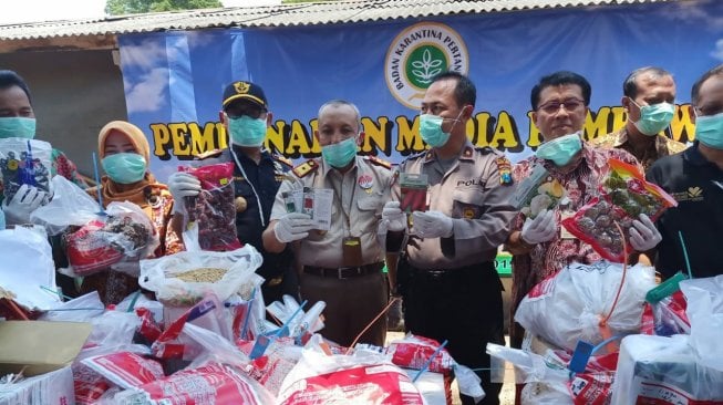 Kementan Musnahkan 59 Paket Tanpa Dokumen di Kediri