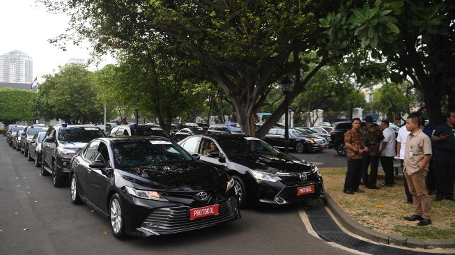 Mobil delegasi tamu negara untuk acara pelantikan Presiden Joko Widodo dan Wakil Presiden Ma'ruf Amin terparkir di halaman Komplek Istana Kepresidenan, Jakarta, Jumat (18/10/2019). [ANTARA FOTO/Akbar Nugroho Gumay]