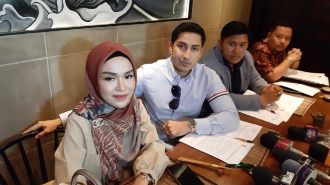 Medina Zein, Lukman Azhari dan tim kuasa hukumnya [Suara.com/Marni]