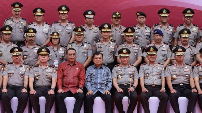 Wakil Presiden Republik Indonesia, Drs. H. Muhammad Jusuf Kalla berfoto bersama jajaran Polri usai menghadiri Tradisi Pengantar Purna Tugas Wakil Presiden di STIK-PTIK, Jakarta Selatan, Jumat (18/10). (Suara.com/Angga Budhiyanto)