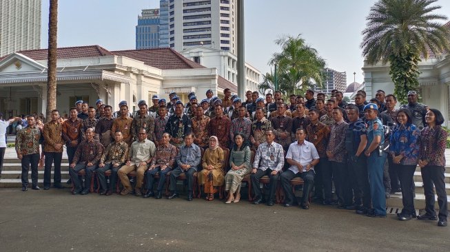 Para ajudan hingga Paspampres ikut bergiliran melakukan sesi foto. (Suara.com/Ria Rizki)