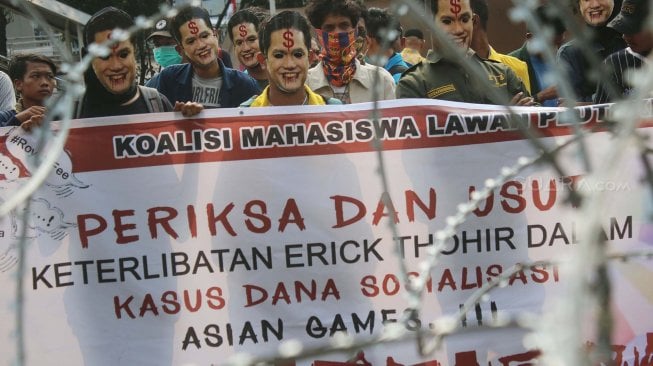 Massa yang tergabung dalam Koalisi Mahasiswa Lawan Plutokrasi melakukan aksi unjuk rasa di depan Gedung KPK, Jakarta, Jumat (18/10). [Suara.com/Arya Manggala]