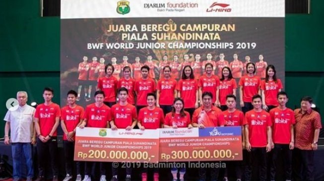 Pemberian bonus Tim Indonesia di Kejuaraan Dunia Junior 2019. [Instagram/badmintonina]