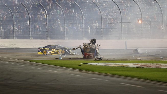 Mobil pebalap Austin Dillon terbalik setelah mengalami kecelakaan di Daytona International Speedway, Amerika Serikat. [Shutterstock]