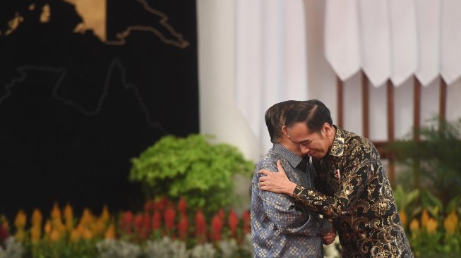 Presiden Joko Widodo (kanan) berpelukan dengan Wakil Presiden Jusuf Kalla (kiri) dalam acara silaturahmi kabinet kerja di Istana Negara, Jakarta, Jumat (18/10).  [ANTARA FOTO/Akbar Nugroho Gumay]