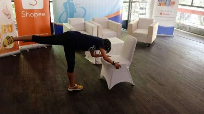Gerakan yoga menggunakan kursi. (Suara.com/Silfa Humairah)