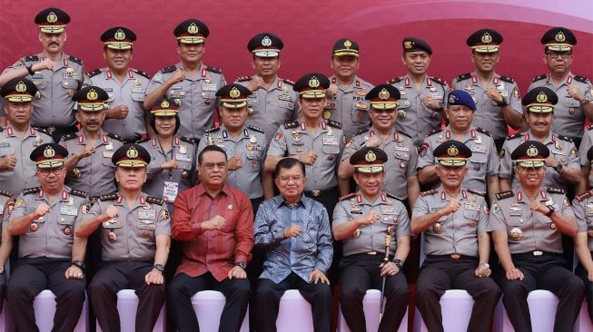 Wakil Presiden Republik Indonesia, Drs. H. Muhammad Jusuf Kalla berfoto bersama jajaran Polri usai menghadiri Tradisi Pengantar Purna Tugas Wakil Presiden di STIK-PTIK, Jakarta Selatan, Jumat (18/10). (Suara.com/Angga Budhiyanto)   