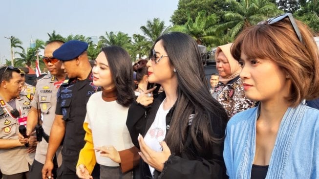 Jelang Pelantikan Presiden, Dewi Perssik Hibur Prajurit yang Berjaga di MPR