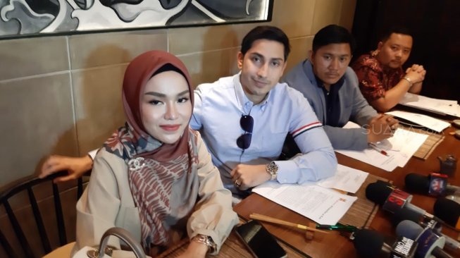 Medina Zein bersama suami sekaligus pengacaranya, Lukman Azhari saat menggelar konfrensi pers soal kasusnya dengan Irwansyah. [Sumarni/Suara.com]