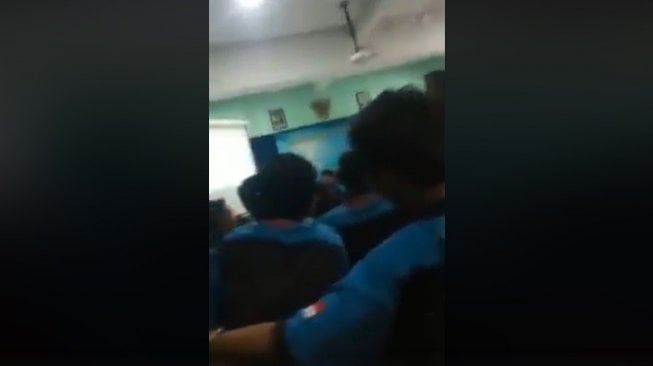 Hasil bidik layar video viral motivator tampar 10 siswa SMK Muhammadiyah 2 Kota Malang, Jawa Timur. [Facebook]