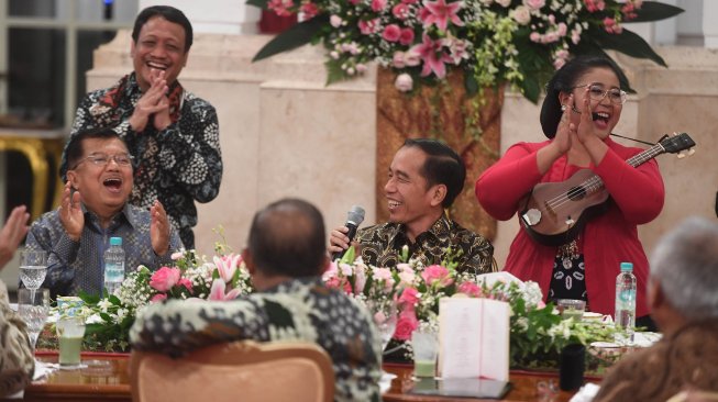 Presiden Joko Widodo (kedua kanan) bersama Wakil Presiden Jusuf Kalla (kiri) tertawa dalam acara silaturahmi kabinet kerja di Istana Negara, Jakarta, Jumat (18/10). [ANTARA FOTO/Akbar Nugroho Gumay]