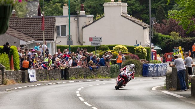 Pebalap John McGuinness saat menjalani balapan di Sirkuit Isle of Man TT di Britania Raya, 4 Juni 2016. [Shutterstock]