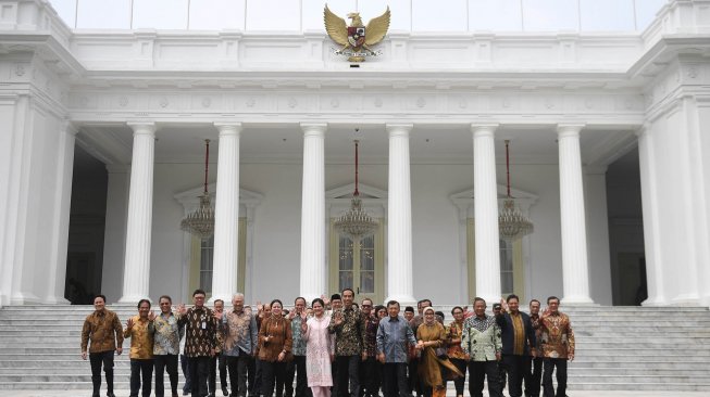 Presiden Joko Widodo (ketiga kiri) didampingi Ibu Negara Iriana Joko Widodo (kedua kiri) bersama Wakil Presiden Jusuf Kalla (ketiga kanan) dan Ibu Wakil Presiden Mufidah Jusuf Kalla (kedua kanan) berfoto bersama sejumlah menteri sebelum acara silaturahmi kabinet kerja di Istana Merdeka, Jakarta, Jumat (18/10). [FOTO/Akbar Nugroho Gumay]
