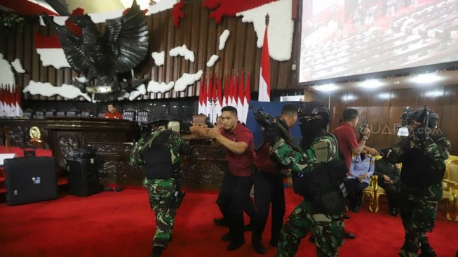 Pasukan Pengamanan Presiden melakukan simulasi pengamanan pelantikan Presiden dan Wakil Presiden di Kompleks Parlemen, Jakarta, Jumat (18/10). [Suara.com/Arya Manggala]