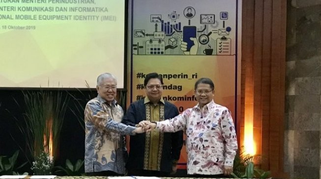 Menteri Perindustrian Airlangga Hartarto, Menteri Perdagangan Enggartiasto Lukita, dan Menteri Komunikasi dan Informatika Rudiantara meneken peraturan Internasional Mobile Equipment Identity (IMEI) di Jakarta, Jumat. (Antara/ Sella Panduarsa Gareta)