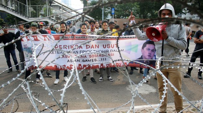 Massa yang tergabung dalam Koalisi Mahasiswa Lawan Plutokrasi melakukan aksi unjuk rasa di depan Gedung KPK, Jakarta, Jumat (18/10). [Suara.com/Arya Manggala]