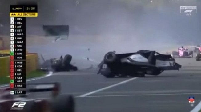 Pebalap muda Anthoine Hubert mengalami kecelakaan yang merenggut nyawanya dalam balapan Formula 2 (F2) GP Belgia di Sirkuit Spa, Sabtu (31/8/2019). [Screenshot/Tim Jones]