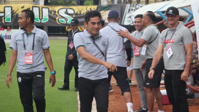 Pelatih PSS Sleman, Seto Nurdiyantoro, di Stadion Maguwoharjo, Sleman, Jumat (18/10/2019). (Suara.com/Irwan Febri Rialdi).