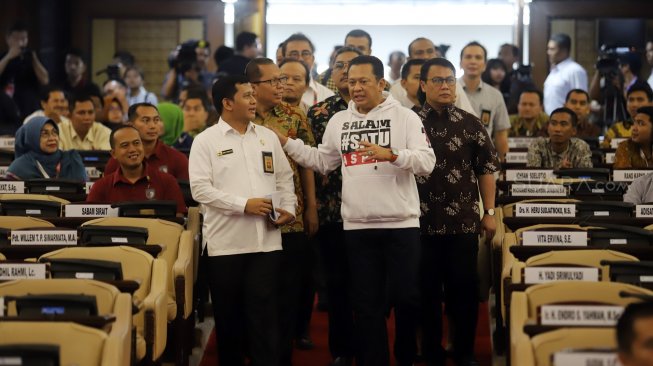 Ketua MPR Bambang Soesatyo bersama para Wakil Ketua MPR saat menghadiri gladi bersih pelantikan presiden dan wakil presiden di Kompleks Parlemen, Jakarta, Sabtu (19/10). [Suara.com/Arya Manggala]