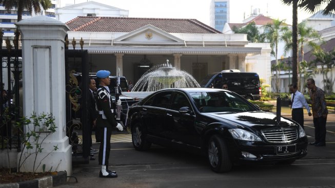 Kok Mercedes Benz Wakil Presiden Isi Bensin Pakai Jeriken?