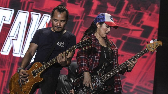 Grup band Kotak tampil di hari pertama Musik Untuk Republik di Buperta, Cibubur, Jakarta, Jumat (18/10) malam. [ANTARA FOTO/Asprilla Dwi Adha]