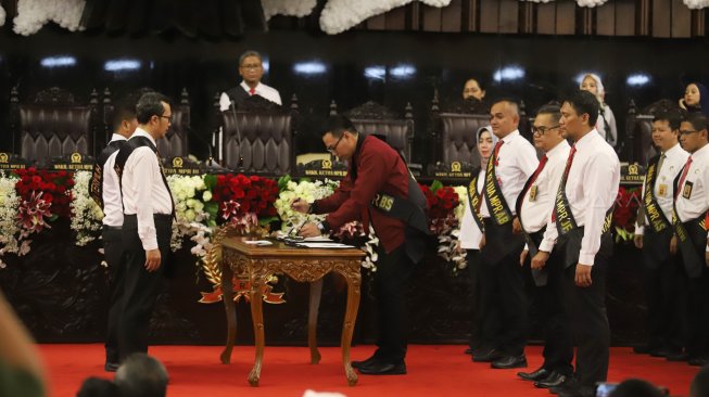 Petugas melakukan gladi bersih pelantikan presiden dan wakil presiden masa jabatan 2019-2024 di Kompleks Parlemen, Senayan, Jakarta, Sabtu (19/10). [Suara.com/Arya Manggala]