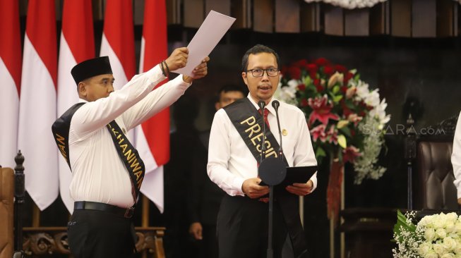 Petugas melakukan gladi bersih pelantikan presiden dan wakil presiden masa jabatan 2019-2024 di Kompleks Parlemen, Senayan, Jakarta, Sabtu (19/10). [Suara.com/Arya Manggala]