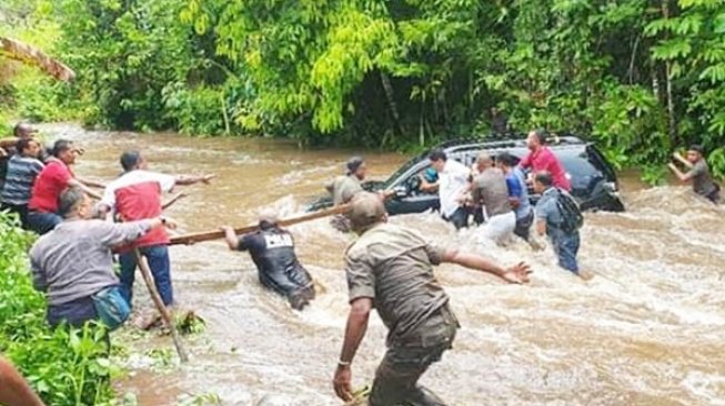 Mobil Bupati Kepulauan Yapen Papua Terseret Arus Sungai hingga 30 Menit