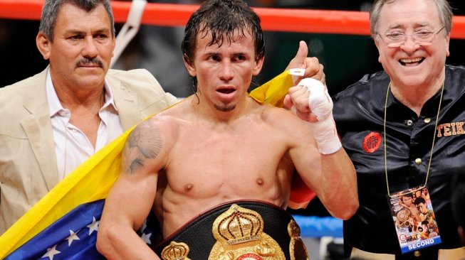 Juara dunia kelas bulu super WBA, Edwin Valero (tengah), merayakan kemenangan KO atas penantangnya Takehiro Shimada dalam duel di Tokyo, Jepang, Sabtu (12/6/2008). [AFP/Toru Yamanaka]