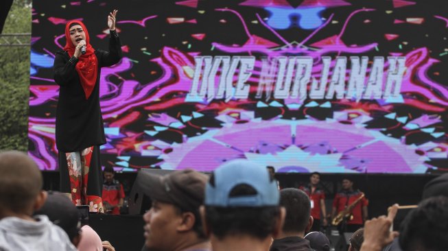 Penyanyi Ikke Nurjanah beraksi membawakan sejumlah lagu saat tampil pada hari pertama acara Musik Untuk Republik di Buperta, Cibubur, Jakarta, Jumat (18/10). [ANTARA FOTO/Asprilla Dwi Adha]