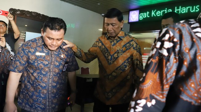 Menko Polhukam Wiranto usai menghadiri acara silaturahmi dengan keluarga besar Kemenko Polhukam di Jakarta, Sabtu (19/10). [Suara.com/Arya Manggala]