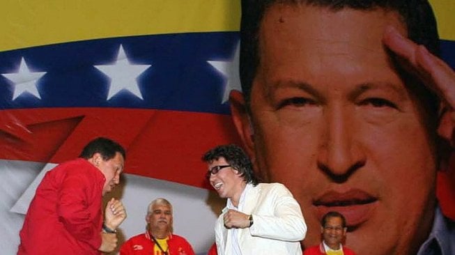 Mendiang Presiden Venezuela Hugo Chavez (kiri) tengah bercanda dengan Si Raja KO dari Venezuela, Edwin Valero. [AFP/Presidencia]